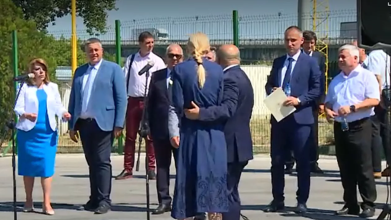 Traducătoarea ceremoniei de pe Podul Prieteniei a leșinat de căldură după discursul interminabil al unui oficial bulgar (VIDEO)