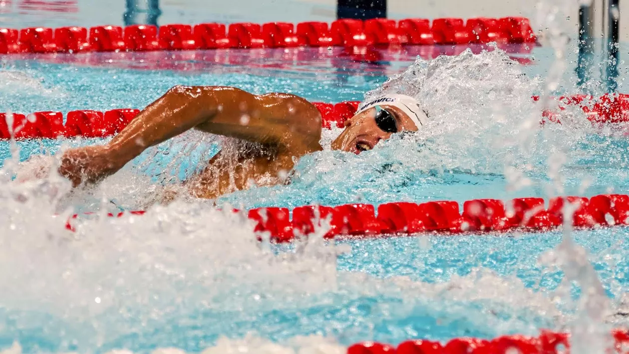 ”Sunt un băiat obișnuit, care înoată repede”, a spus campionul mondial, David Popovici emoționat și cu lacrimi în ochi