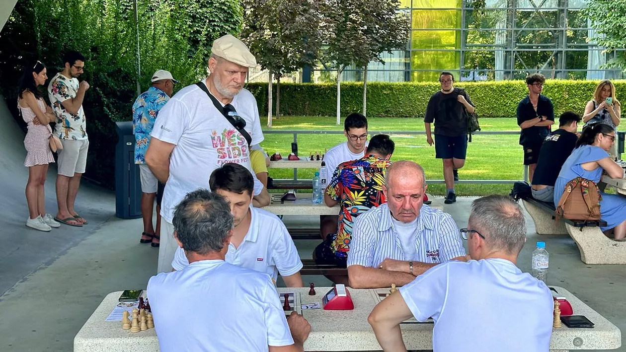 Bucureștenii au sărbătorit Ziua Mondială a Șahului în Parcul Drumul Taberei, la un eveniment organizat de Primăria Sectorului 6 (VIDEO)