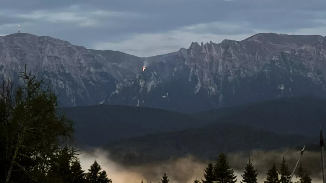 Incendiu de vegetaţie provocat de fulger în Masivul Bucegi. Intervenția de stingere, dificilă din cauza zonei abrupte