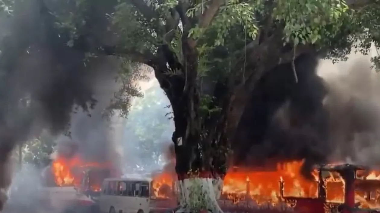 Moment istoric pentru Bangladesh: Premiera Sheikh Hasina a demisionat și a fugit din țară în timp ce protestatarii au luat cu asalt palatul