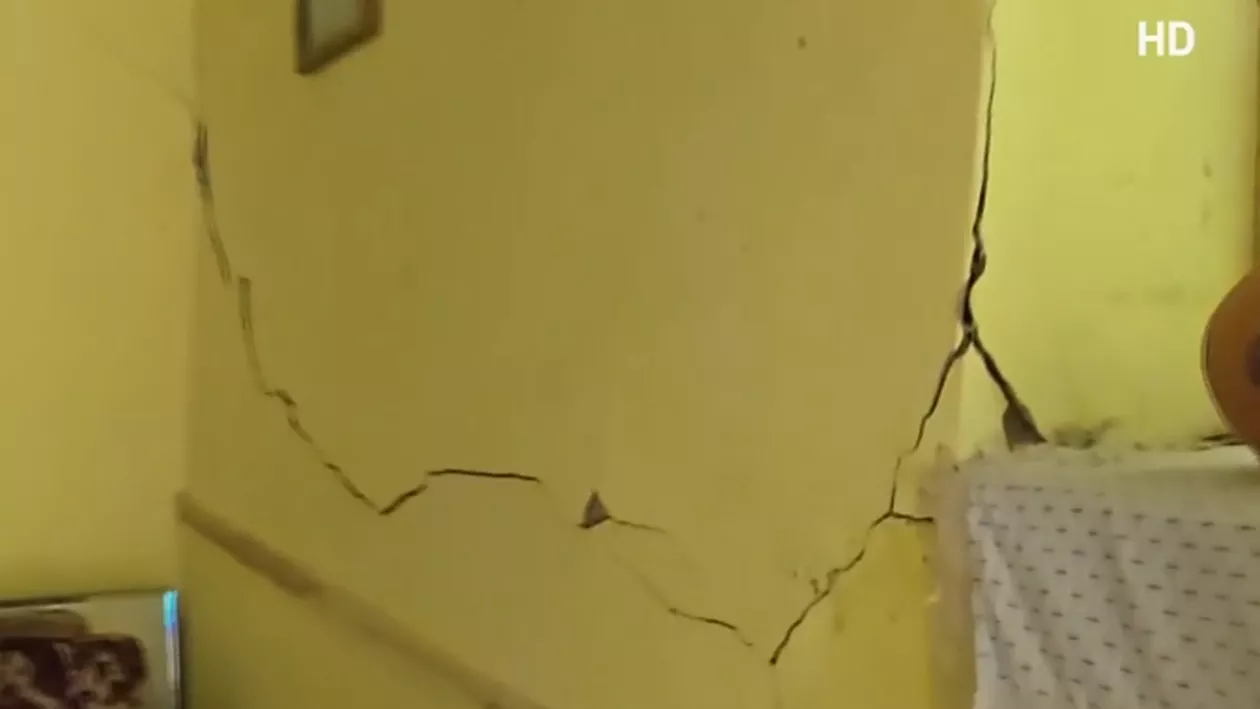Locuitorii din Comarnic, în culmea disperării. Pereții caselor au început să se surpe în acest cartier din cauza lucrărilor la centura orașului. Ce spun localnicii