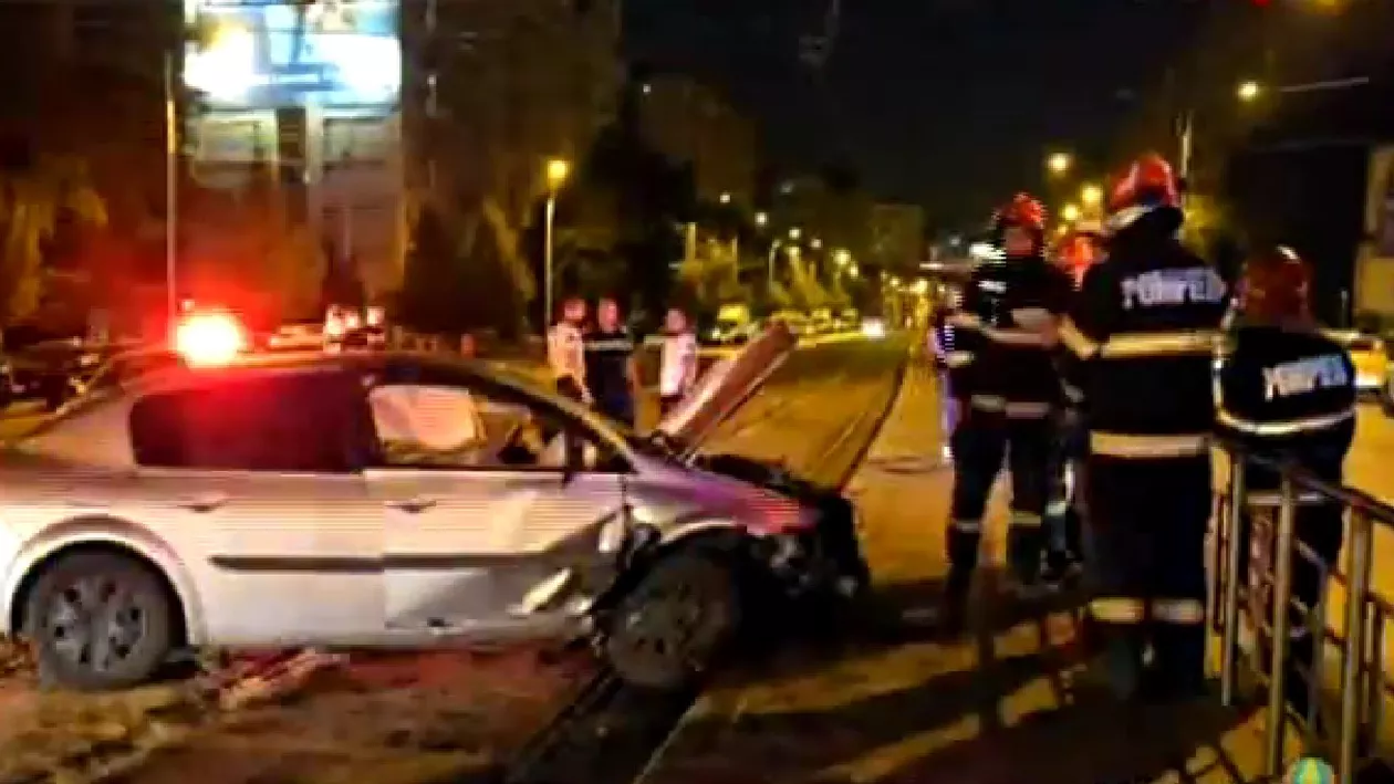 Accident rutier grav: Mașină proiectată pe linia de tramvai la intersecția Fundeni-Pantelimon