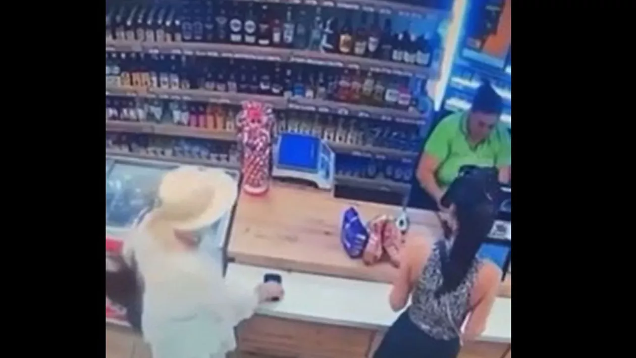 Femeie de 84 de ani din Cluj-Napoca, filmată când fură un telefon mobil (VIDEO)