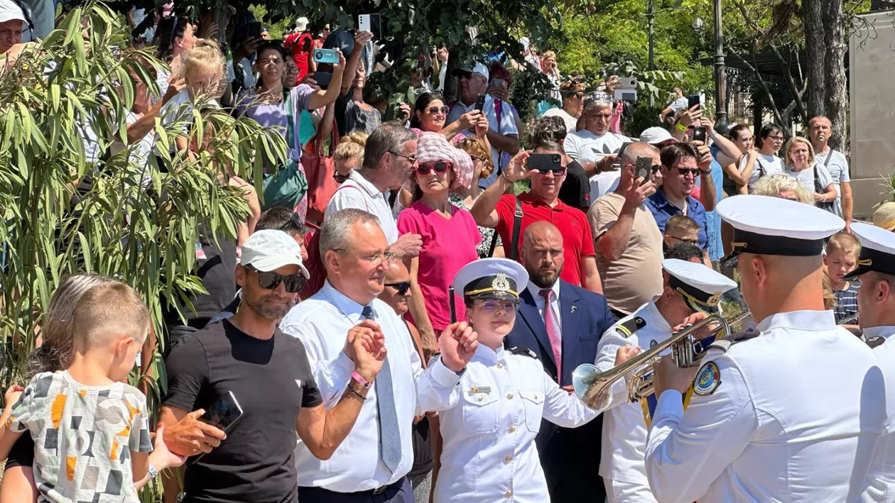 Nicolae Ciucă, baie de mulțime la Constanța, de Ziua Marinei. Liderul PNL s-a prins în horă cu românii veniți la festivități (VIDEO, FOTO)