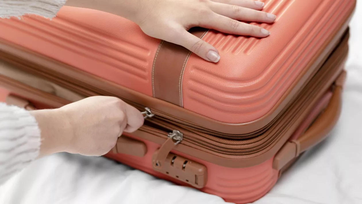 Femeie dată afară din avion după ce a refuzat să-și pună geanta sub scaun. Motivul pentru care nu a ascultat de însoțitorii de zbor