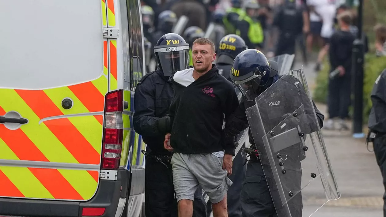 Marea Britanie, marcată de cele mai mari violențe din ultimii 13 ani, după uciderea a trei fetițe la Southport. Protestatarii au încercat să incendieze un hotel de migranți și s-au bătut cu forțele de ordine (FOTO, VIDEO)