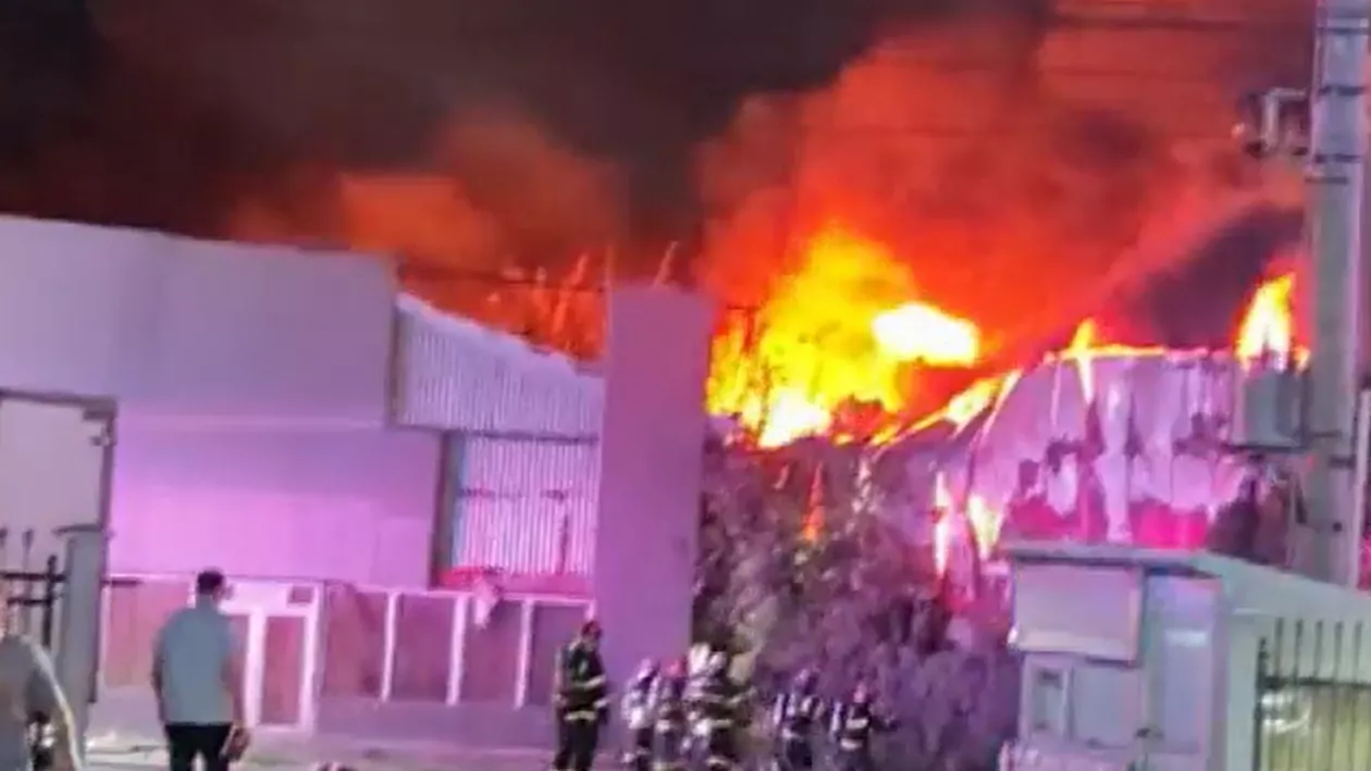 Incendiu masiv la un depozit de lângă București. Mii de electrocasnice, distruse de flăcări (VIDEO)