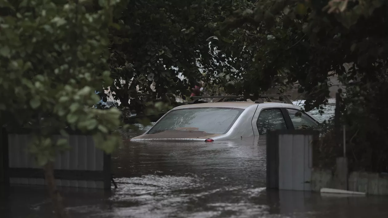 Circulația rutieră pe DN25, în comuna Tudor Vladimirescu, din Galați, închisă. Apa este prea adâncă