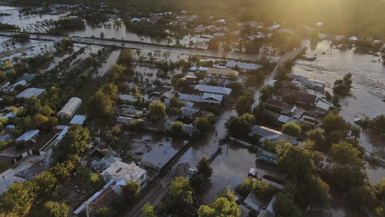 Cod portocaliu de viituri majore pe râuri din Moldova. În Tulcea e Cod galben