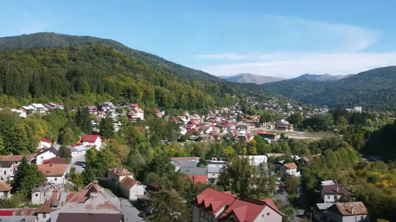 Orașul din România cu peisaje superbe, care se confruntă cu un puternic fenomen de depopulare. De ce oamenii nu mai vor să locuiască aici