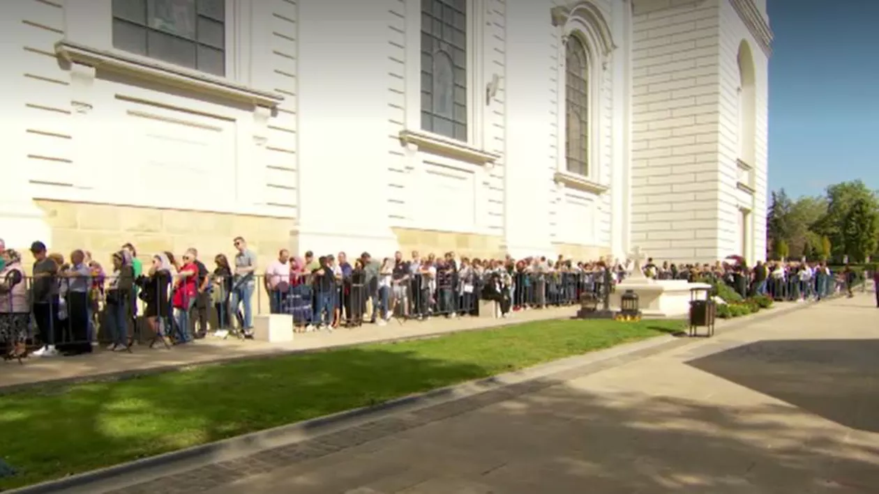 Cozi imense la moaștele Sfintei Parascheva, deși pelerinajul începe peste 10 zile: „Mulțumesc la Dumnezeu că îmi este fata bine! M-am întors să îi mulțumesc pentru tot!”