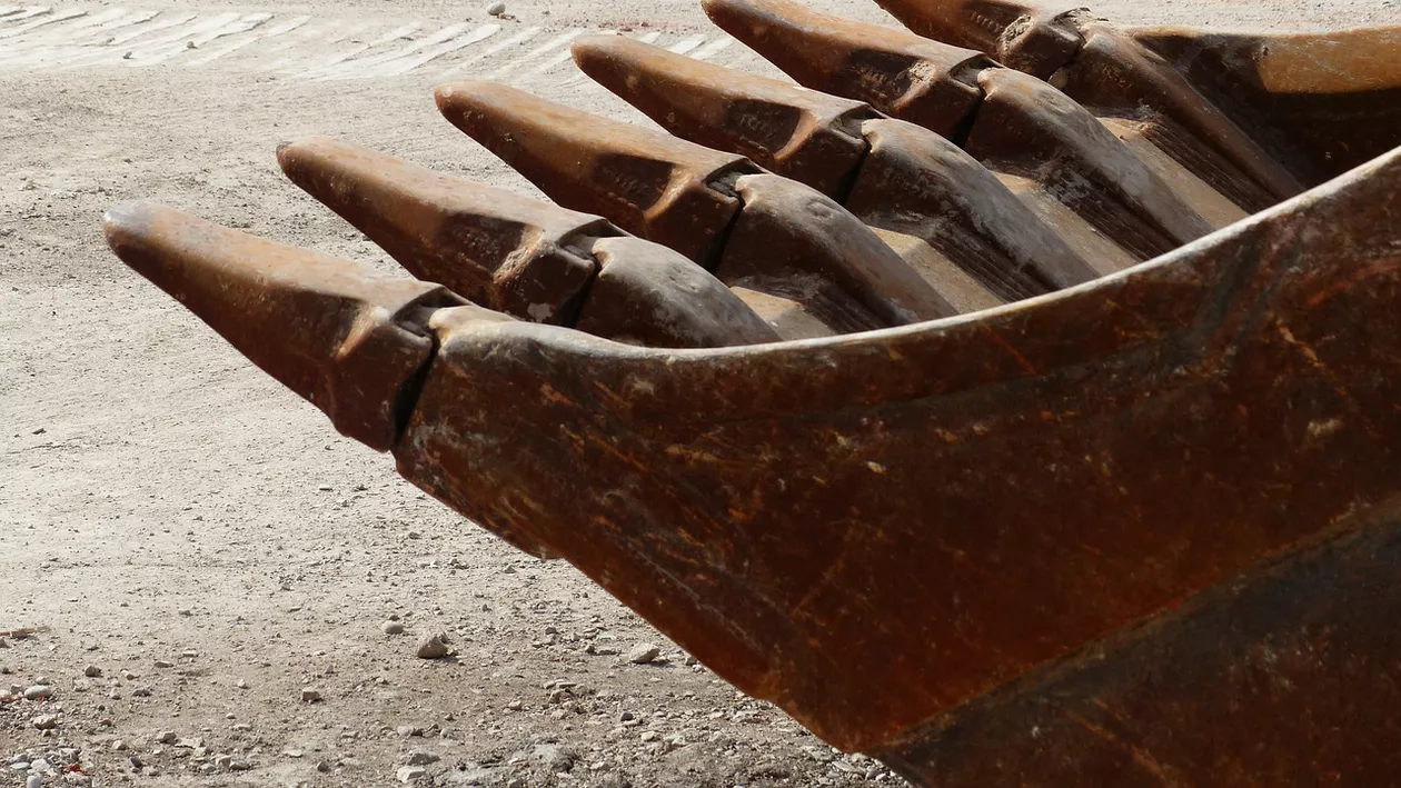 Bărbat găsit mort într-un excavator din Timiș