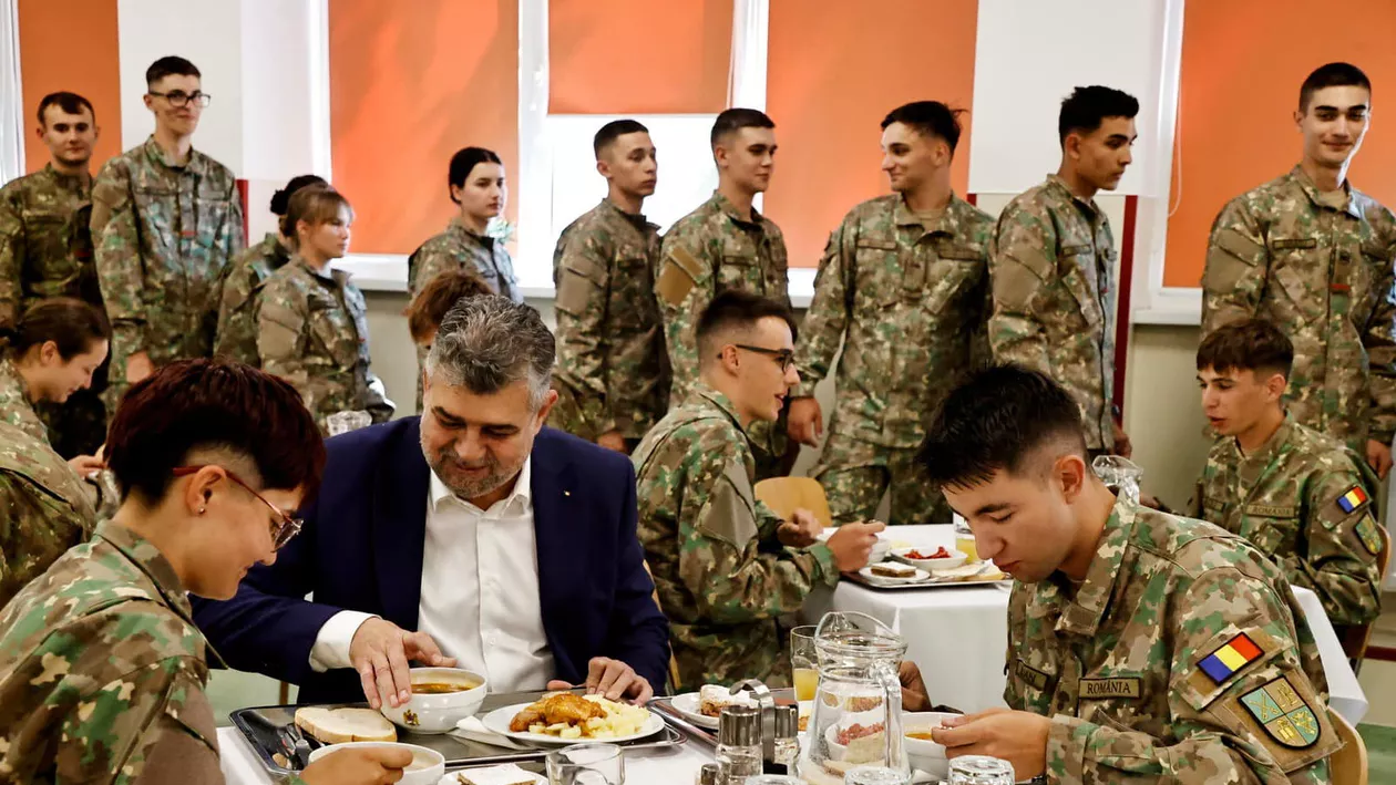 Marcel Ciolacu, după ce a luat masa cu studenții de la Academia Forțelor Terestre din Sibiu: „E drept, nu am mâncat fasole verde terci, dar a fost foarte, foarte bun” (VIDEO, FOTO)