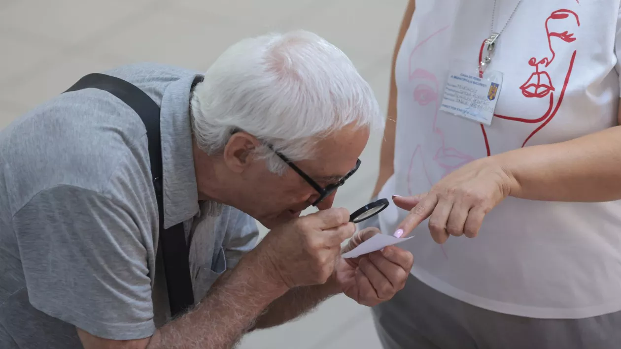 Unui pensionar i-a crescut pensia doar pe decizia de recalculare. Când a venit poștașul, i-a dat mai puțini bani. “Mi-a trântit telefonul în nas”