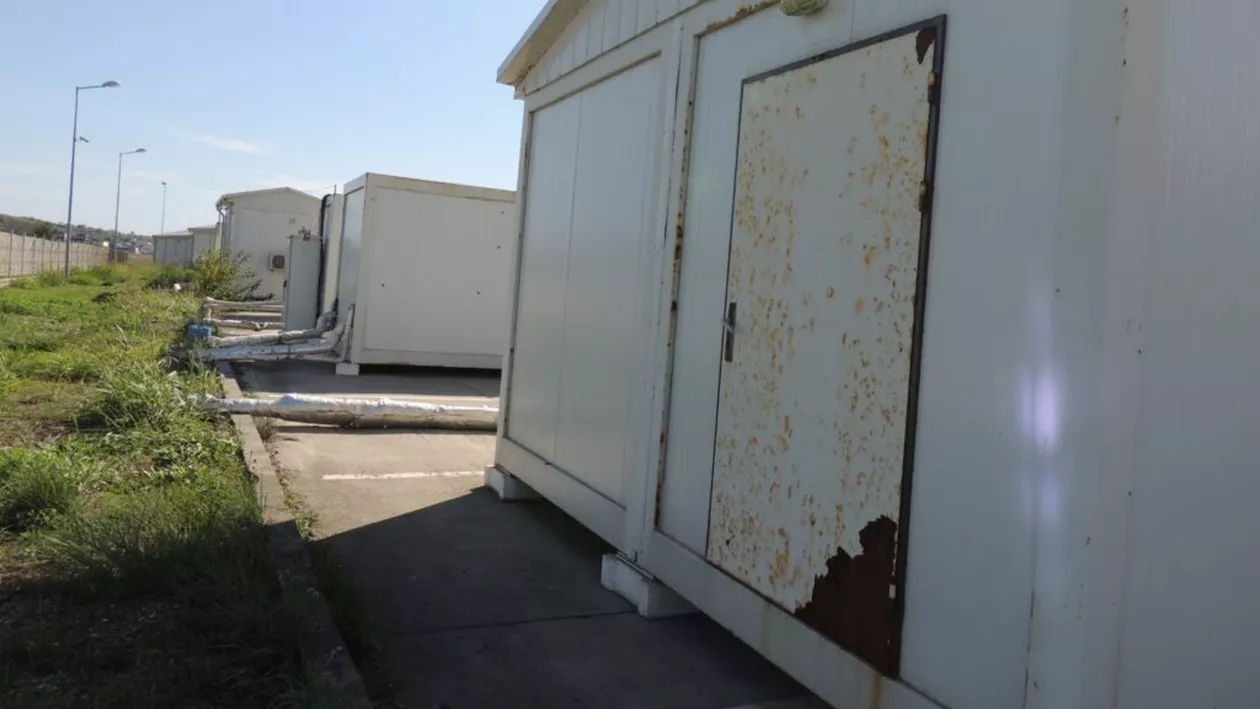 Iași: Spitalul Modular Leţcani, o investiție de 11 milioane de euro abandonată în câmp. Modulele au început să fie mâncate de rugină
