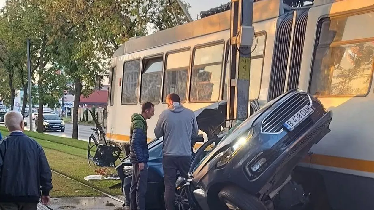 Accident grav în București: Un șofer a murit, după un impact extrem de violent cu un tramvai