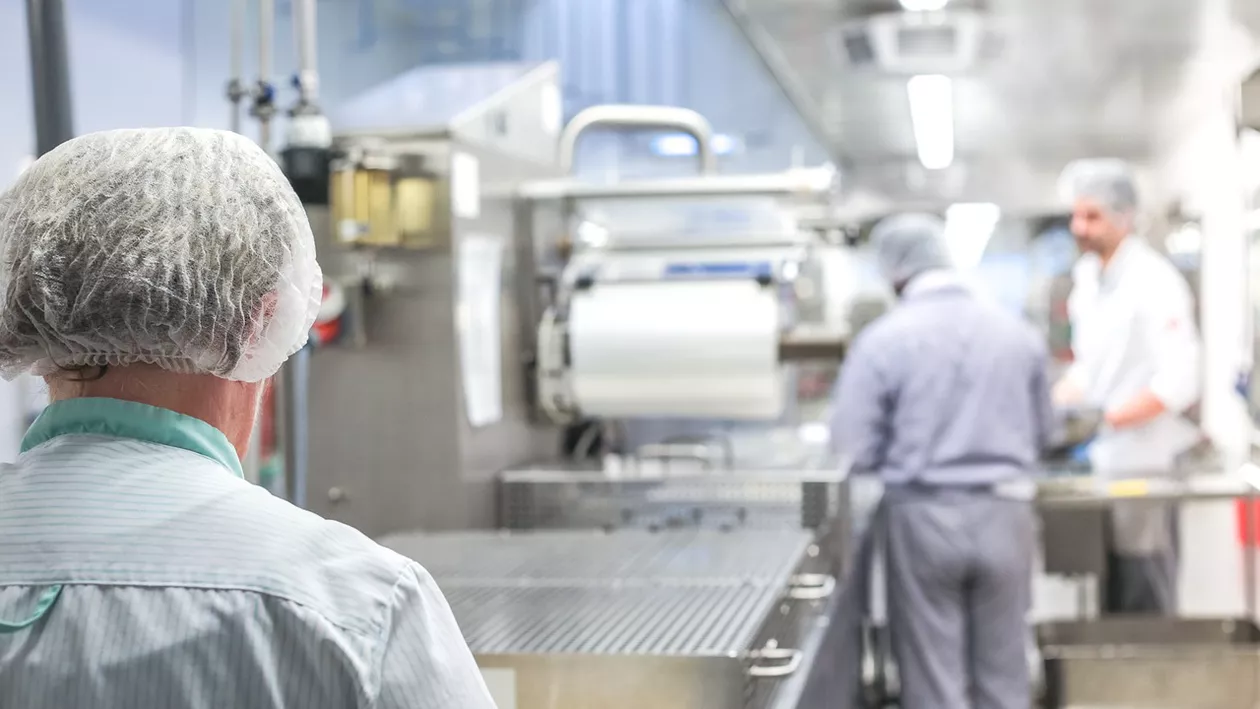 O firmă de catering care hrănea 400 de pacienți ai unui spital din Drobeta-Turnu Severin, a fost închisă de ANPC. Ce au descoperit inspectorii