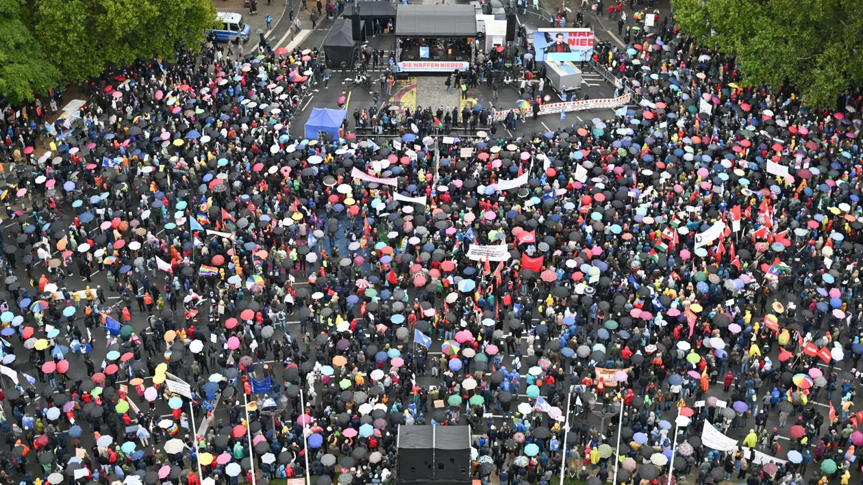 Peste 40.000 de germani au protestat la Berlin împotriva războaielor din Gaza și Ucraina. Demonstranții au cerut sistarea ajutorului militar pentru Zelenski și Netanyahu