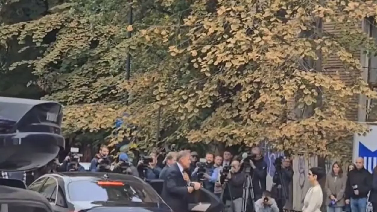 Iohannis, întâmpinat de protestatarul Marian Ceaușescu, la deschiderea noului an universitar: „Dă banii înapoi! Instanța a spus!” (VIDEO)