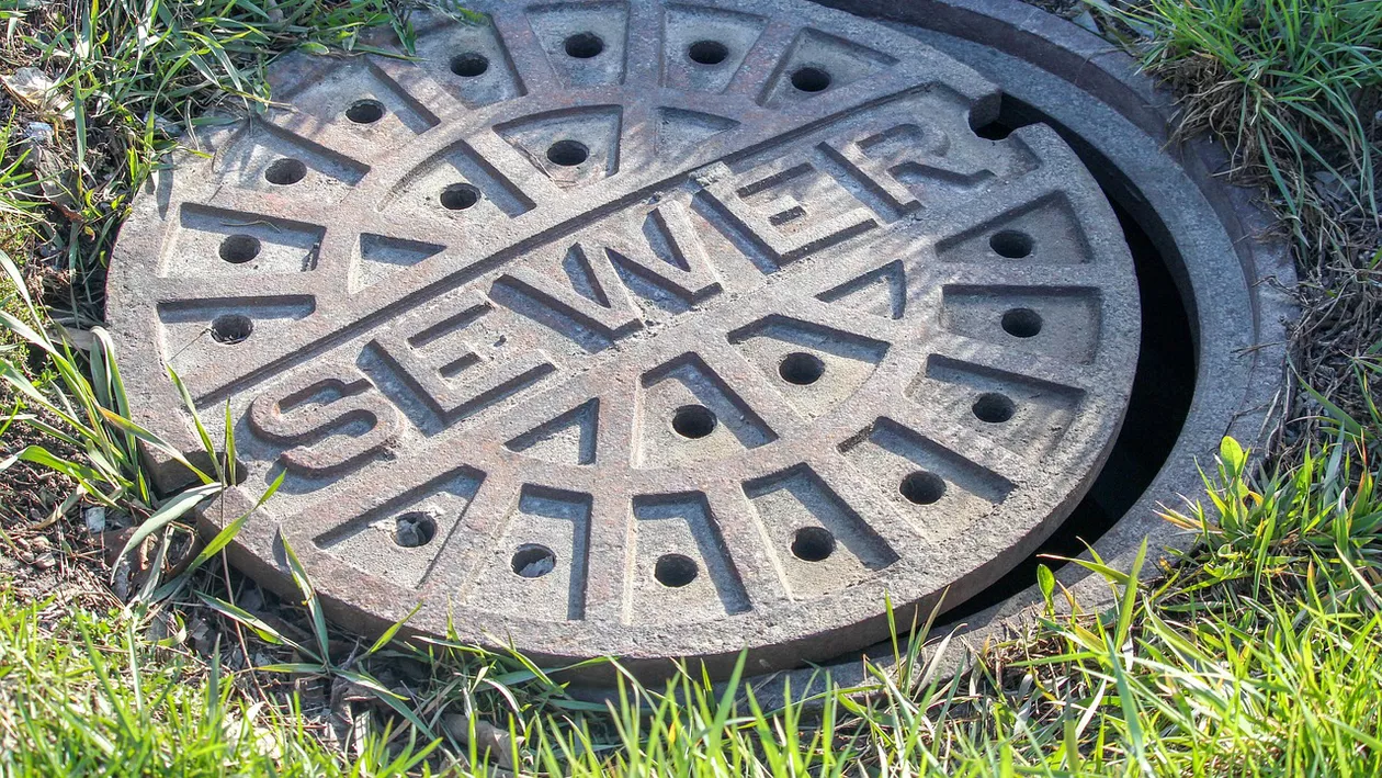 Bărbat transportat la spital după ce a căzut într-un canal tehnologic din București