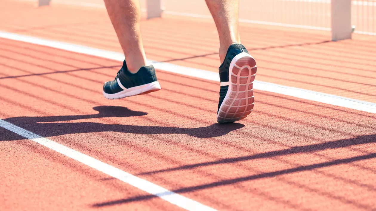 Sală de sport modernă, folosită pentru petreceri. Un angajat al Primăriei a fost surprins cum dansa pe o masă, cu berea în mână
