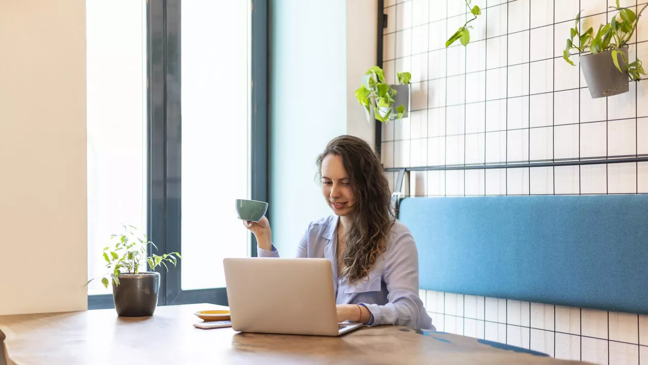 Angajații cer bani în plus pentru a se întoarce la birou. Majoritatea preferă munca de la distanță