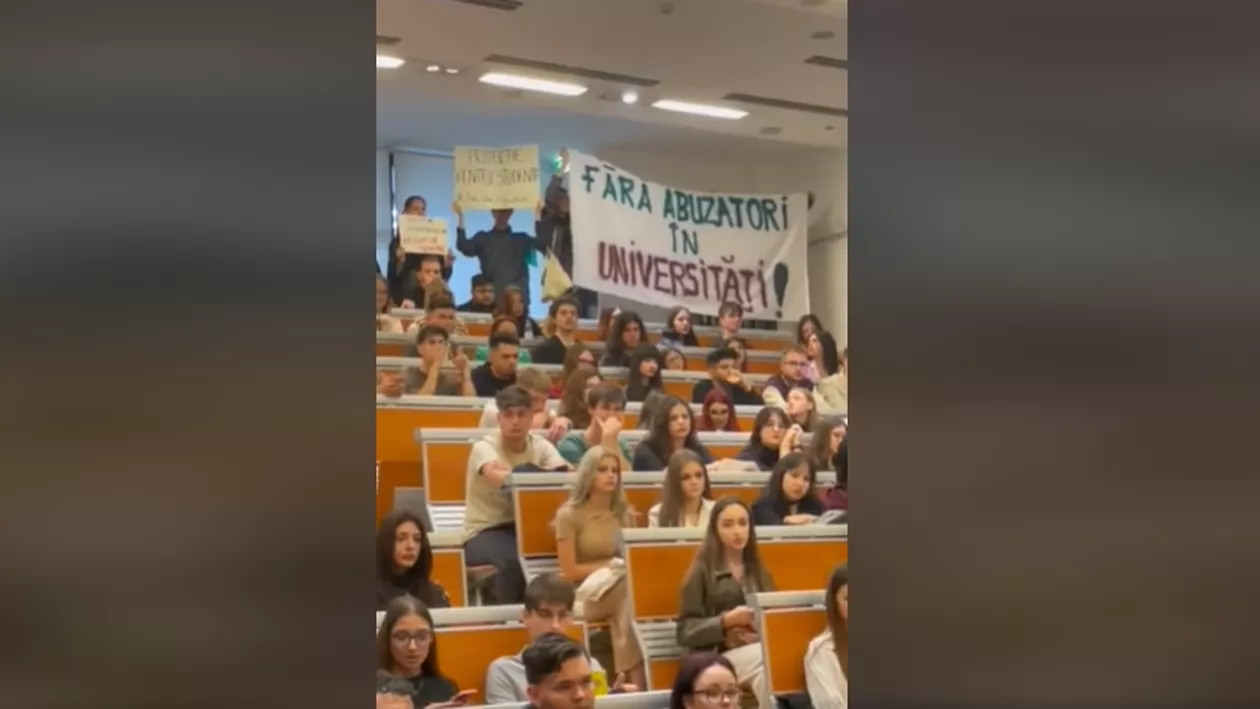 Studenții au protestat la deschiderea anului universitar la SNSPA. „Fără abuzatori în universități! (VIDEO)