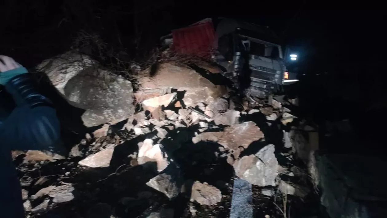 Trafic blocat pe Valea Oltului din cauza căderilor de stânci pe carosabil. Doi oameni au fost răniți