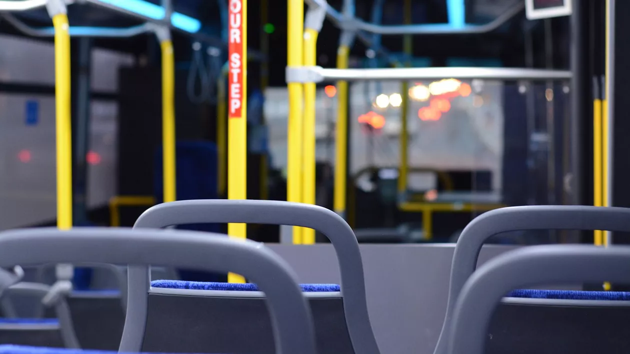 Tânăr reținut după ce a furat un autobuz și a făcut accident cu el