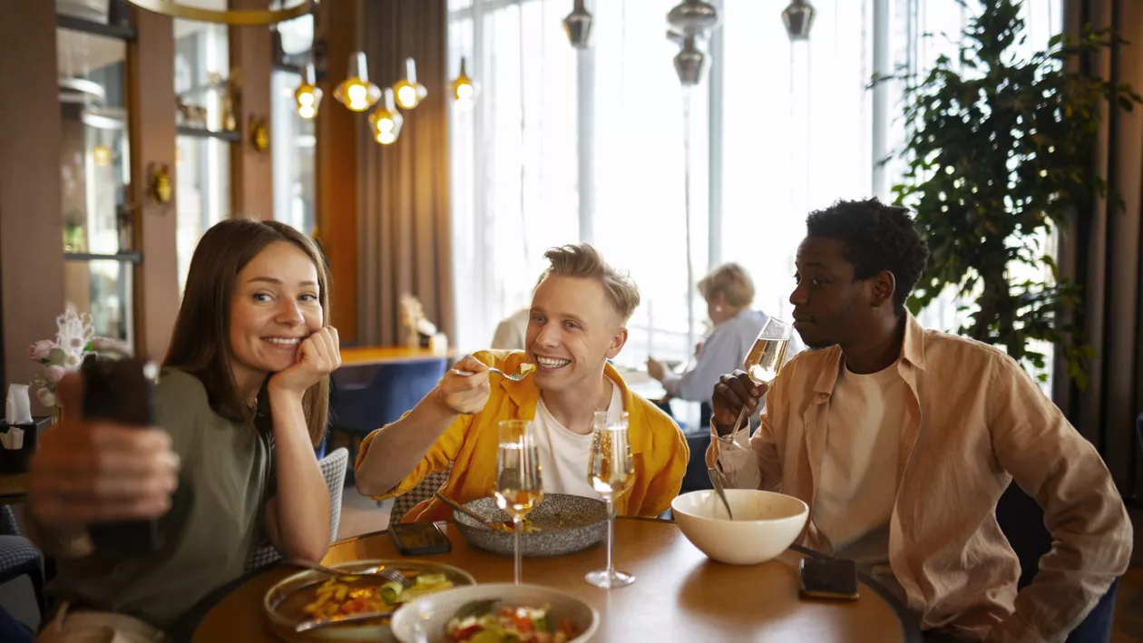 Un bar din Italia taxează clienții care înjură. Câți bani a reușit patornul să strângă