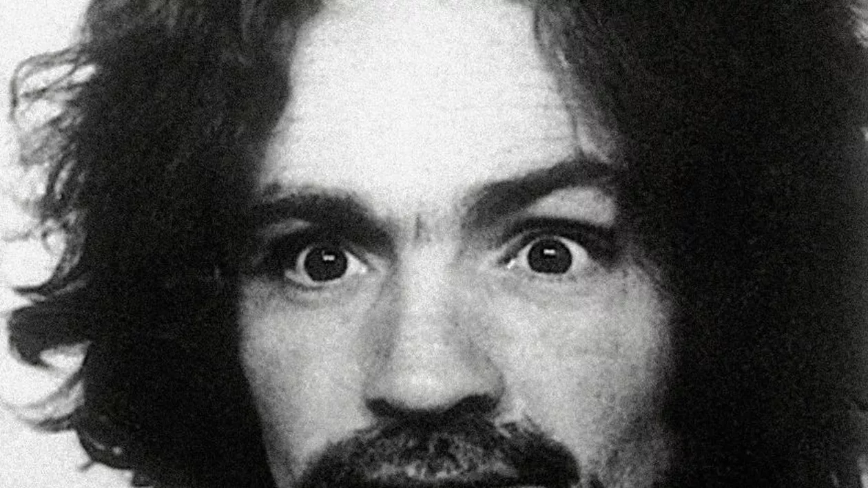 Criminalul în serie, Charles Manson, a recunoscut că a ucis mai multe persoane decât se știa inițial, în timpul unui apel telefonic din închisoare