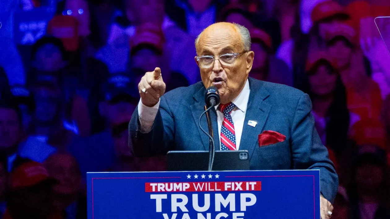 Fostul primar al New York-ului și susținător al lui Trump, Rudy Giuliani, s-a prezentat la vot în Mercedes-ul decapotabil pe care ar fi trebuit să-l predea după ce a pierdut procesul