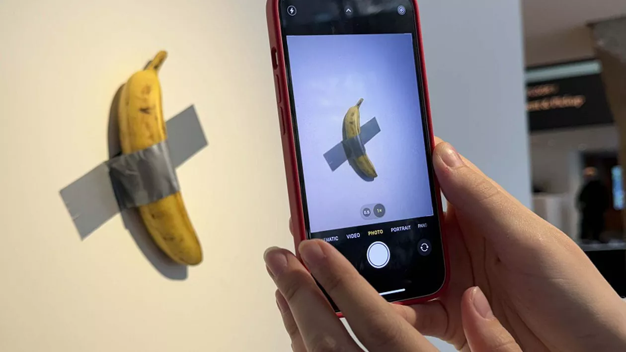 Banana lui Maurizio Cattelan a fost mâncată de un vizitator al expoziției. Aceasta era evaluată la câteva milioane de dolari