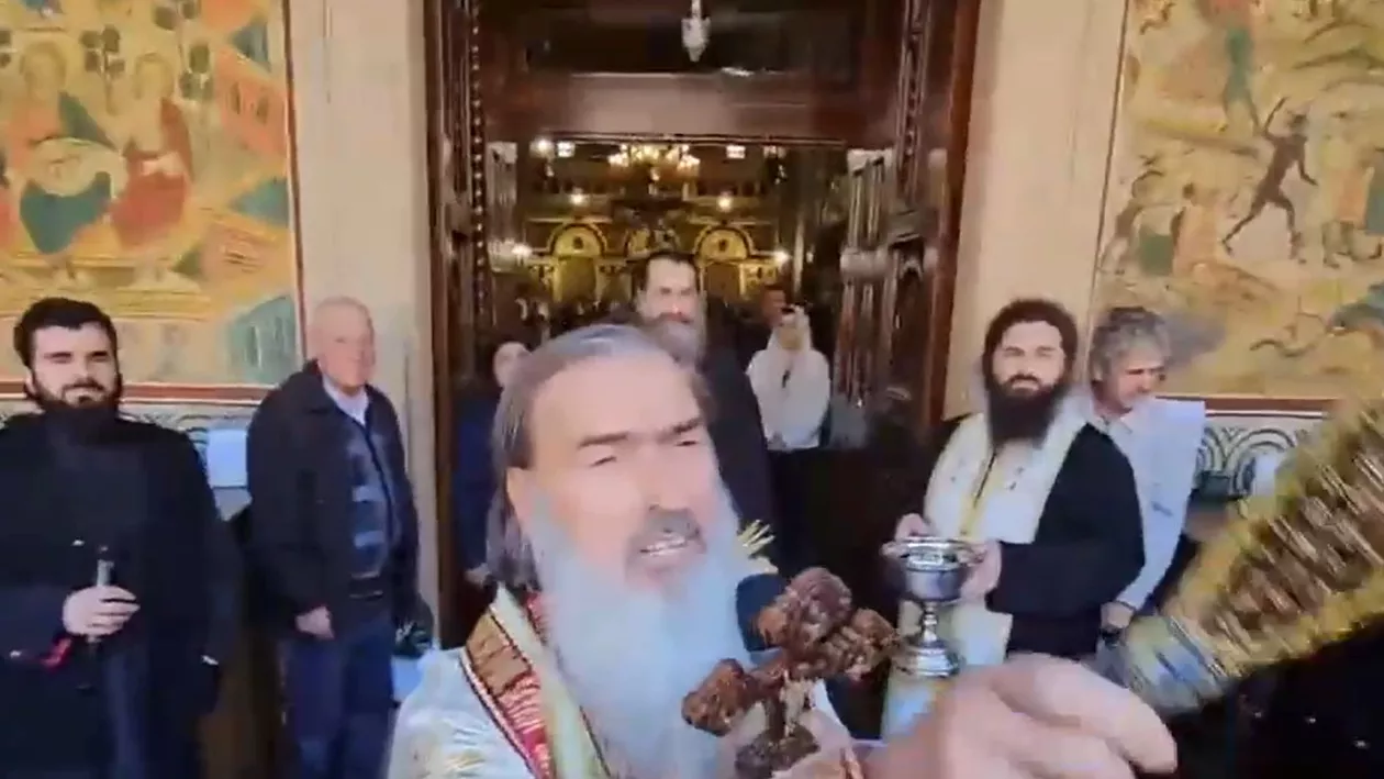 IPS Teodosie s-a supărat pe jurnaliști și a folosit agheasma să-i alunge de la biserică