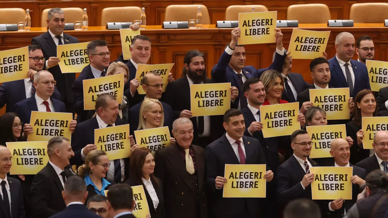 Deputații AUR au purtat pancarte de protest cu mesajul ”Alegeri libere” la prima ședință de plen a noului parlament