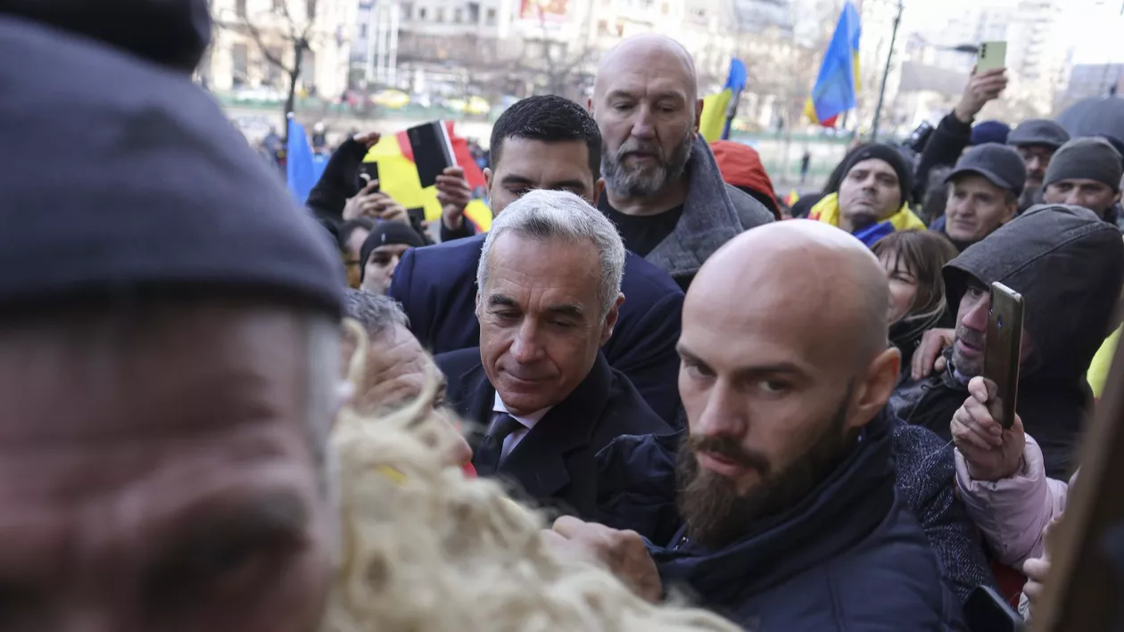 Busculadă la Curtea de Apel București, în momentul sosirii lui Călin Georgescu / Peste 1.000 de oameni protestează (VIDEO, GALERIE FOTO)