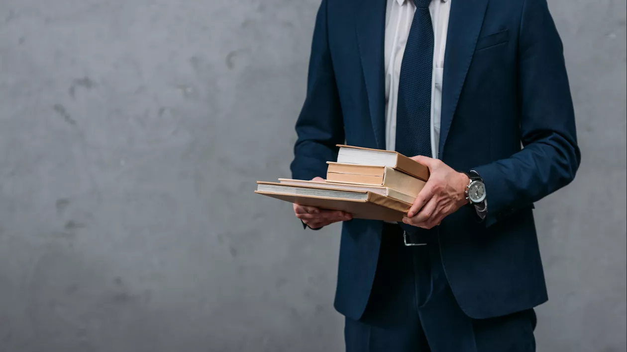 Citește asta înainte să angajezi un avocat! 11 sfaturi care îți pot salva banii și nervii