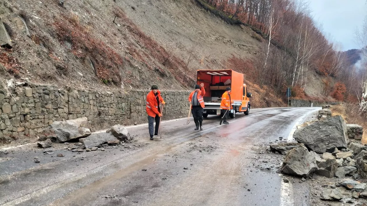 Căderi de pietre pe un drum național, avertizează autoritățile. Recomandări pentru șoferi