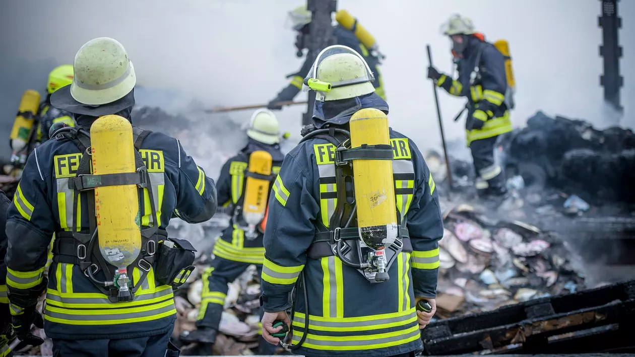 Cel puțin 4 morți după o explozie violentă într-un complex de locuințe din Haga. Deflagrația a fost urmată de un incendiu uriaș (VIDEO)