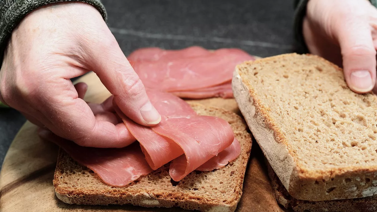 Cât de dăunătoare este mâncarea ultra-procesată. Pericolul dintr-un banal senviș cu șuncă