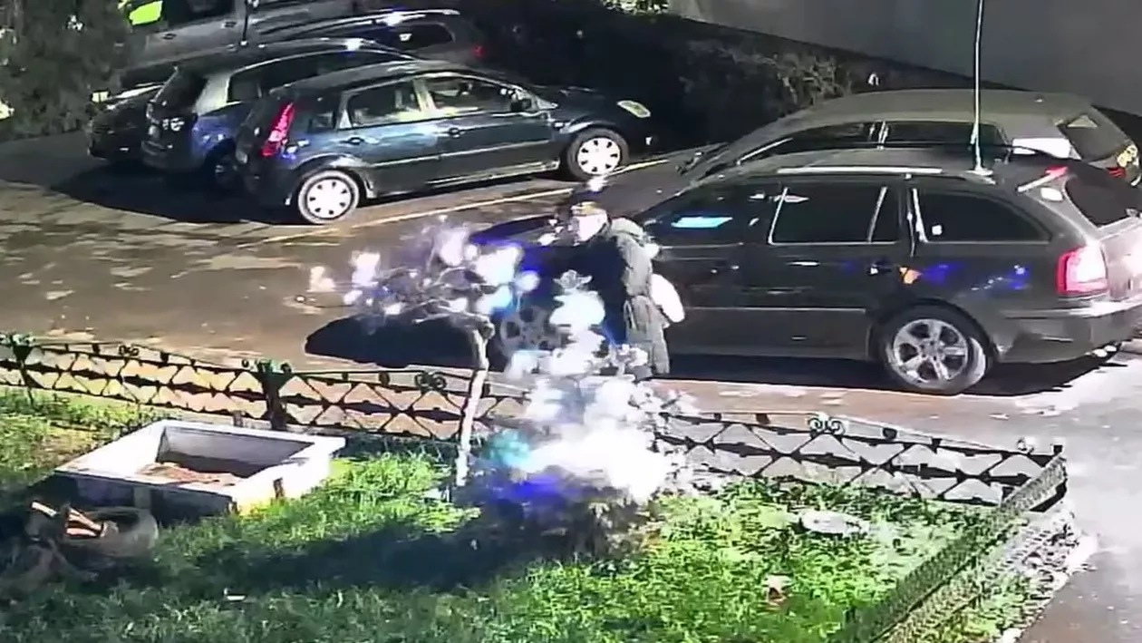 Grinch s-a mutat în Cluj. Și a furat instalațiile luminoase montate pe brazii din fața unui bloc (VIDEO)