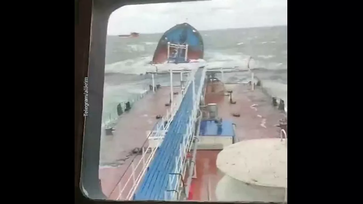 Alt petrolier rusesc cere ajutor în Marea Neagră. Zeci de metri de coastă, poluate