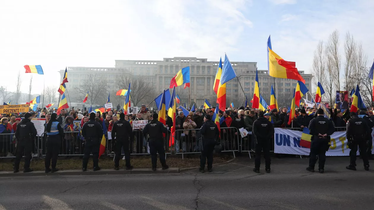 Doi protestatari din Piața Victoriei, reținuți. Jandarmii au găsit obiecte periculoase