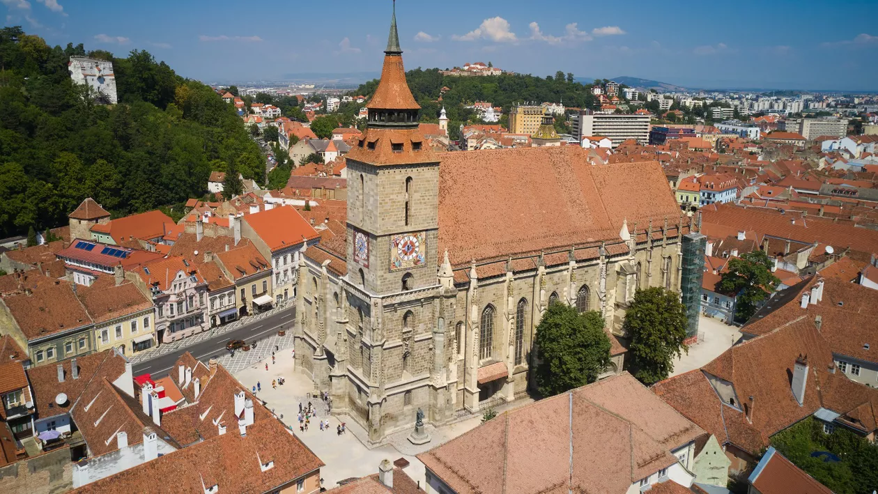 Curtea Bisericii Negre din Brașov se renovează. Cât costă lucrările