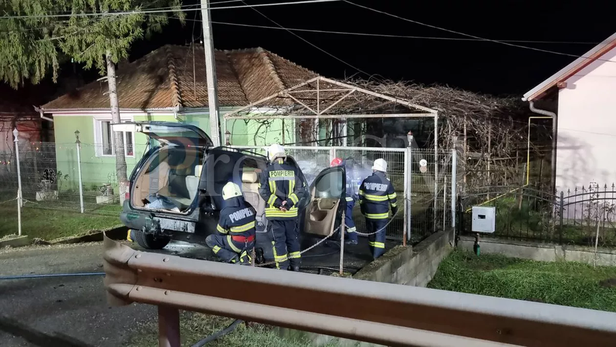 Scene șocante în Satu Mare. După ce maşina i-a fost incendiată în faţa casei, proprietarul a primit ameninţări cu moartea