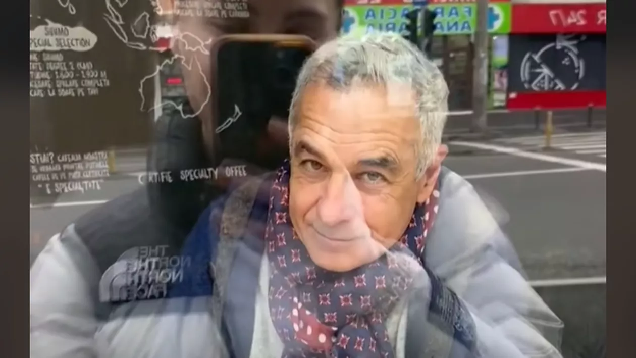 Reacția de milioane a lui Călin Georgescu, în momentul în care i se arată o pancartă pe care scrie Mai bine mort decât fascist. Clipul a devenit viral (VIDEO)