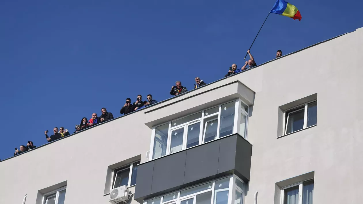 Imaginile zilei! Oamenii s-au urcat pe acoperișul blocurilor din zona Palatului Copiilor, pentru a-l vedea mai bine pe Călin Georgescu (FOTO)