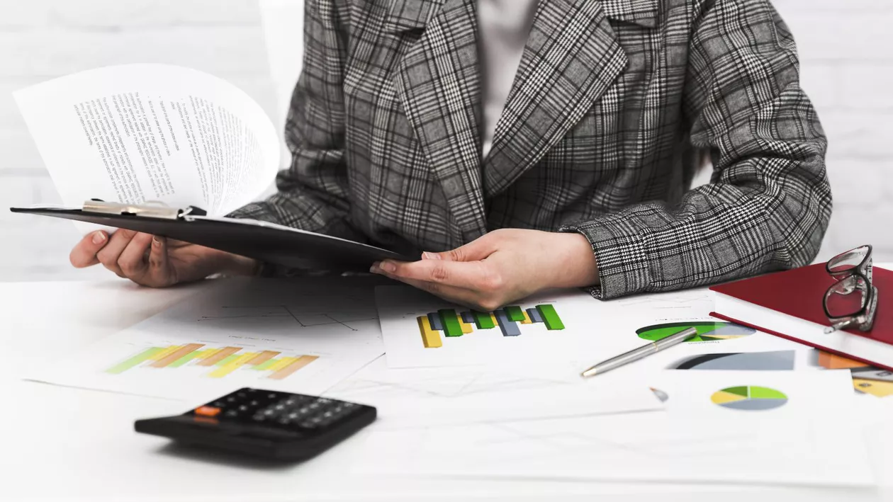 Contabilă din Sibiu, acuzată de delapidare. Femeia a furat peste 350.000 de lei din conturile unei școli și ale unei grădinițe