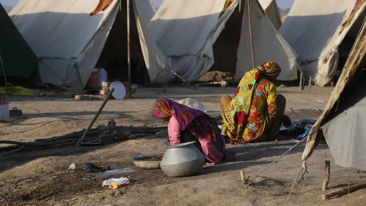 Pakistan: Două surori și-au ars de viu tatăl care le violase. Ele au fost arestate